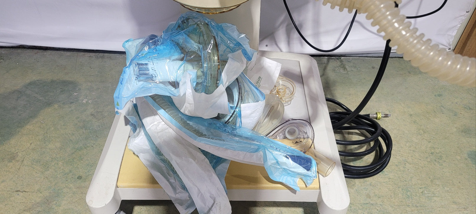 Used 5128 hours Drager Savina Ventilator Medical Equipment