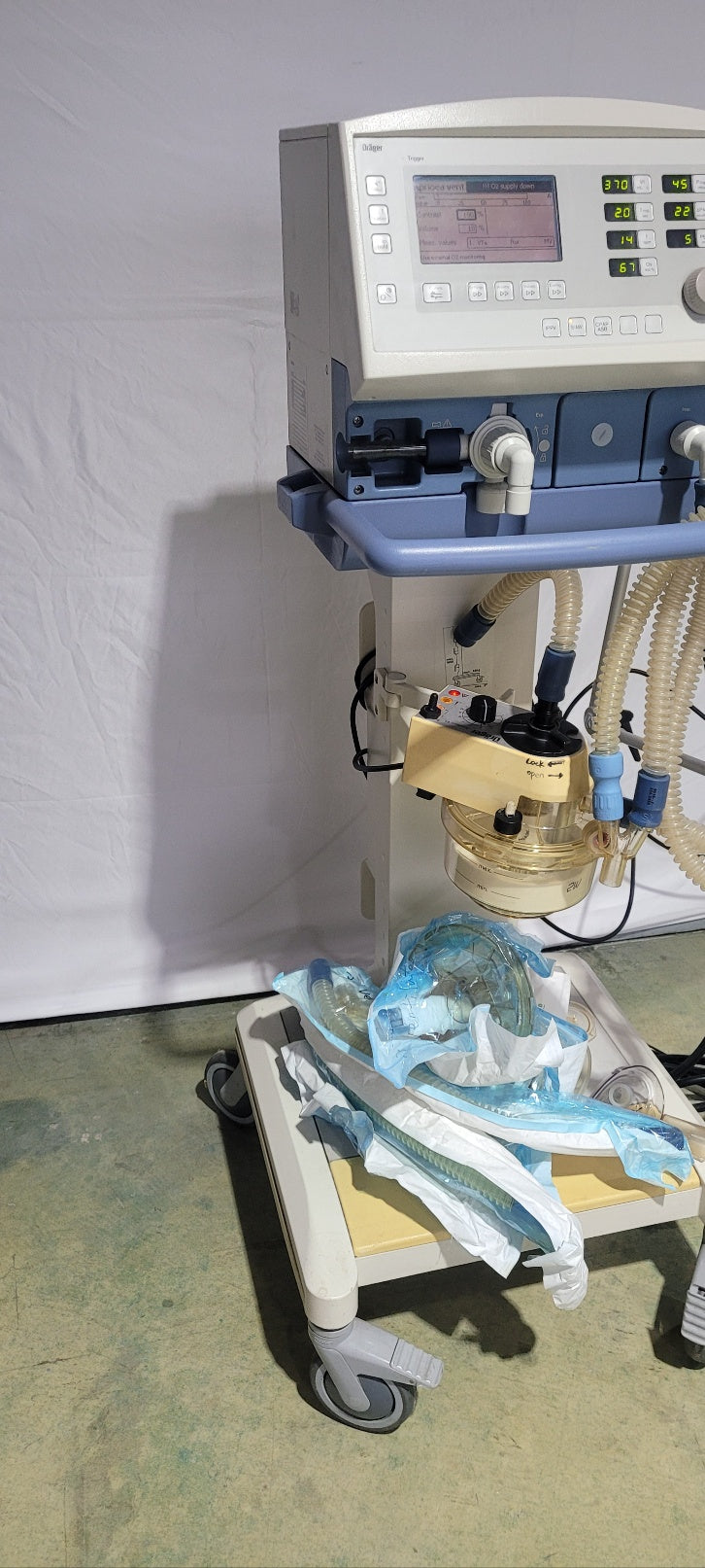 Used 5128 hours Drager Savina Ventilator Medical Equipment