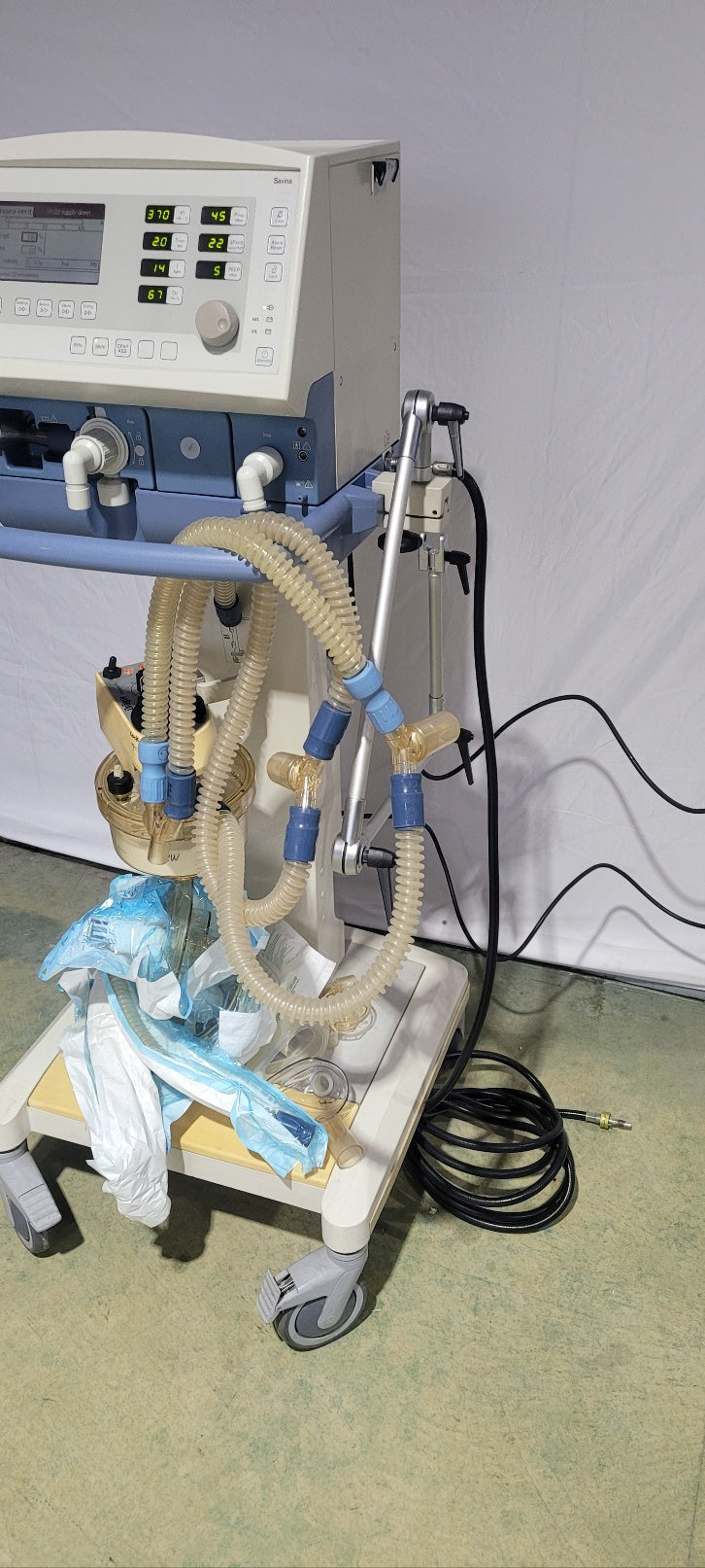 Used 5128 hours Drager Savina Ventilator Medical Equipment