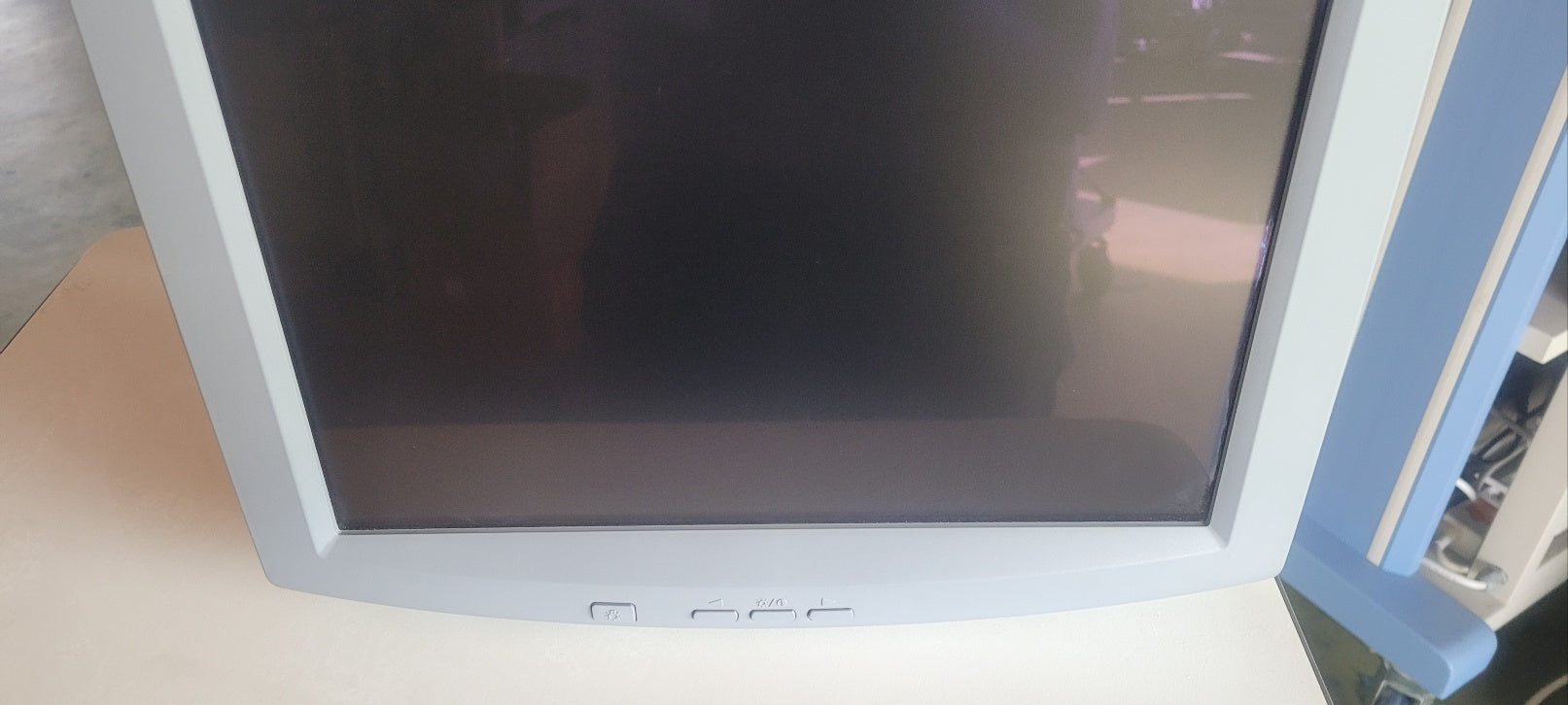 Pre-Owned GE Logiq P5 LCD Monitor (P/N 58696, G-1)