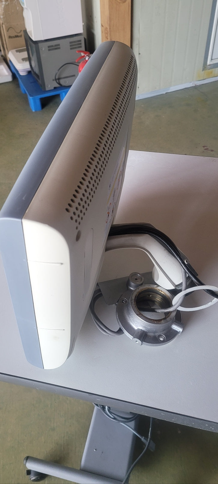 Pre-Owned GE Logiq P5 LCD Monitor (P/N 58696, G-1)